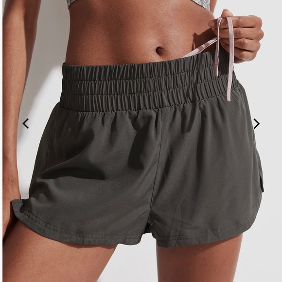 Medium green varley shorts - Picture 5 of 6